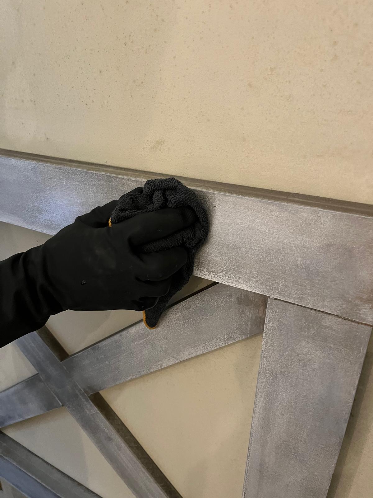 Primer plano de un detalle de limpieza (esquina, junta), destacando la atención al detalle y la personalización que diferencia a la empresa
