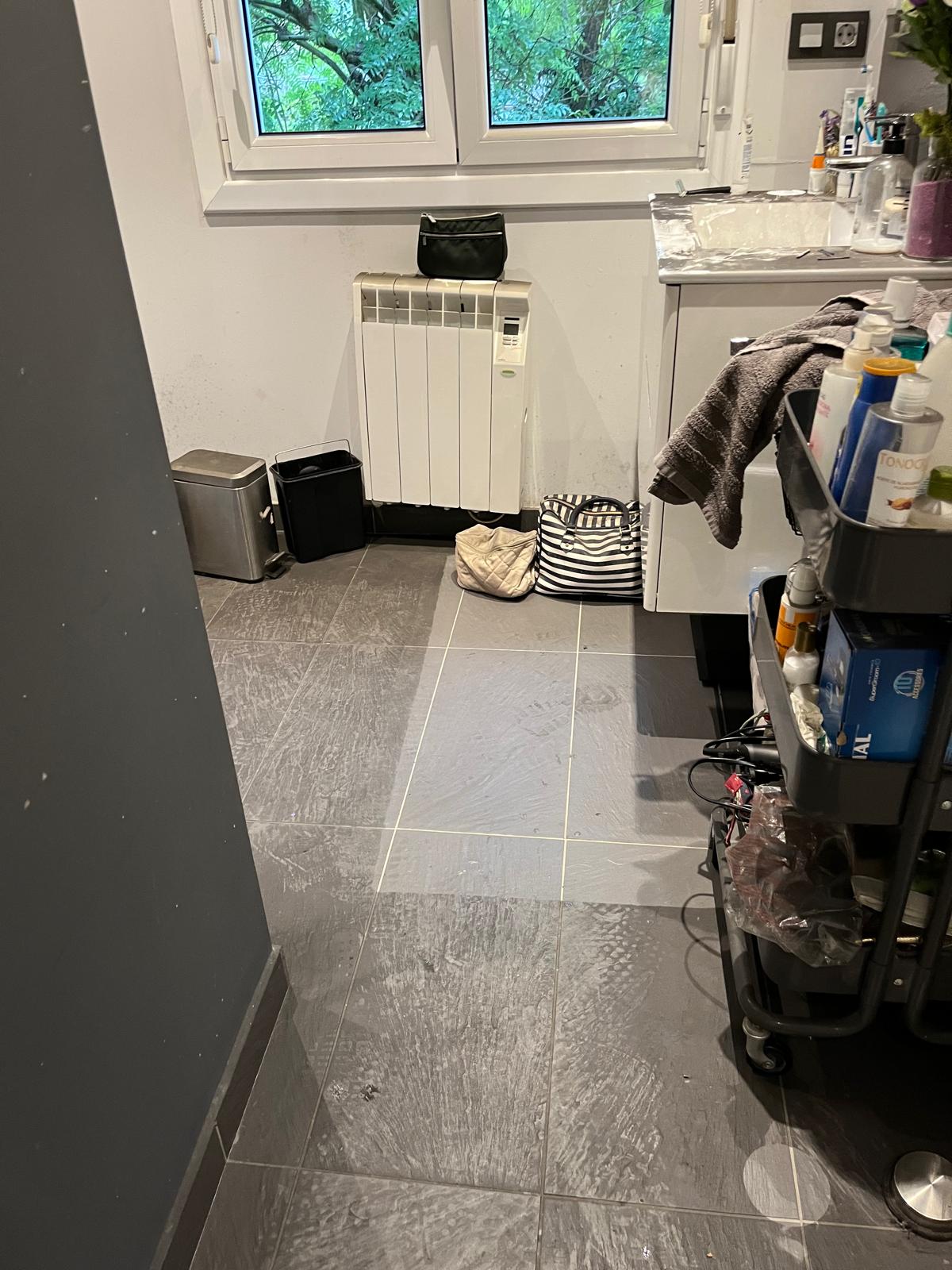 Detalle de un operario realizando la limpieza de cristales y ventanas exteriores o en altura con equipos seguros y profesionales